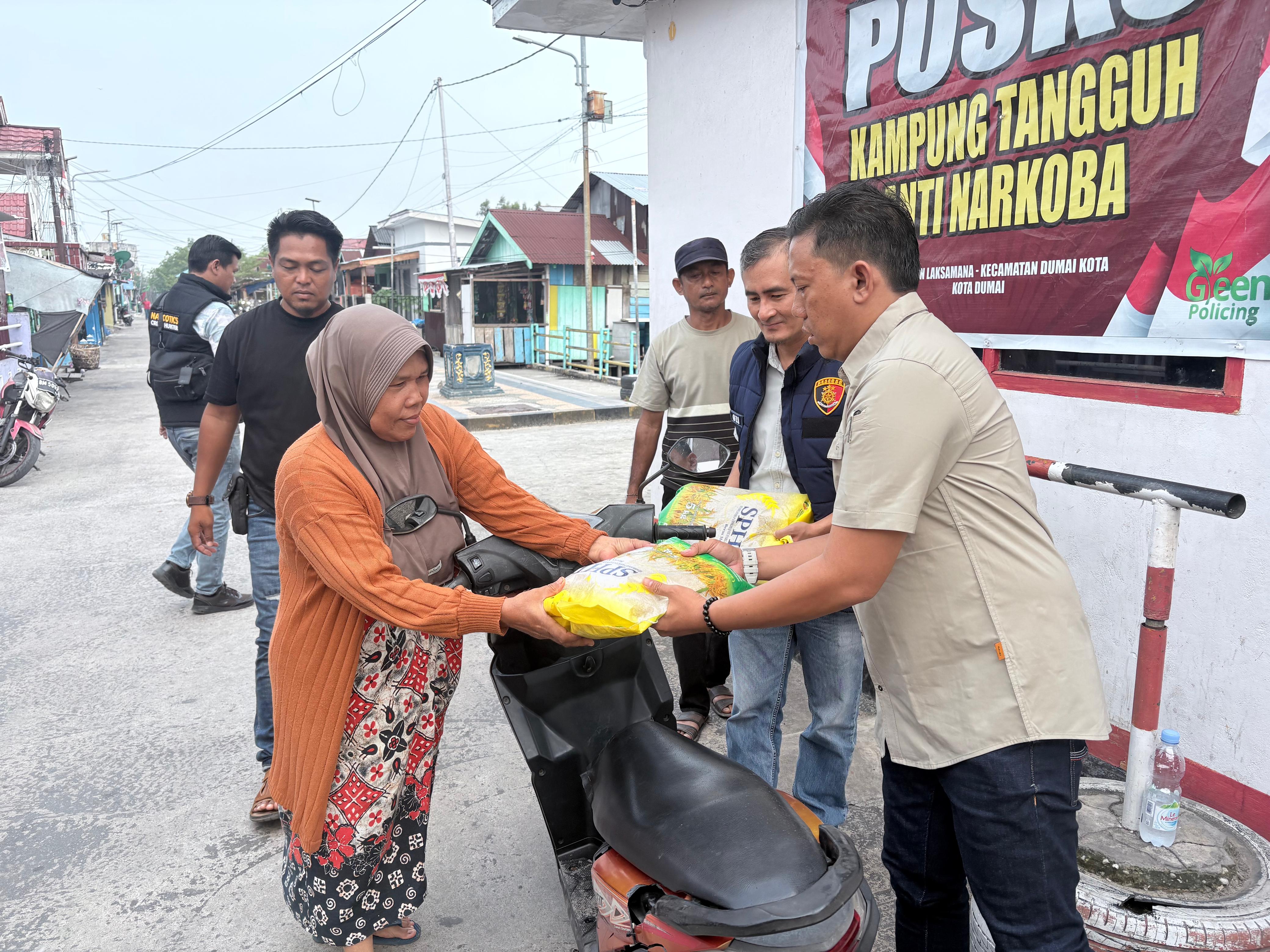 Satres Narkoba Polres Dumai Gelar Operasi Pasar Pangan Murah di Kampung Tangguh Anti Narkoba