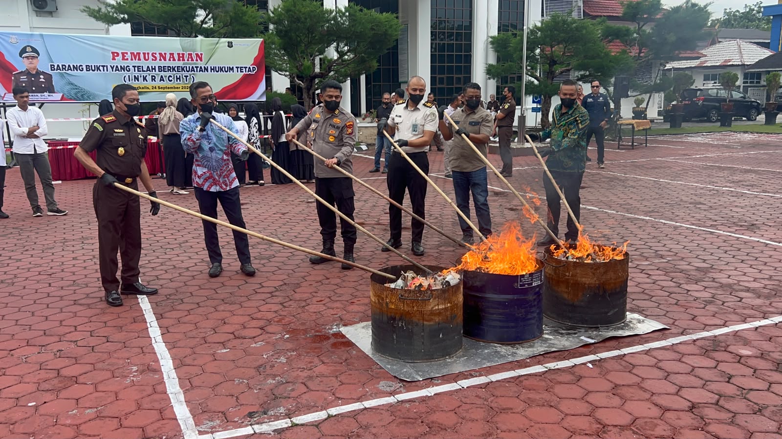 Lapas Kelas IIA Bengkalis Hadiri Pemusnahan Barang Bukti Perkara Tindak Pidana Umum di Kejaksaan