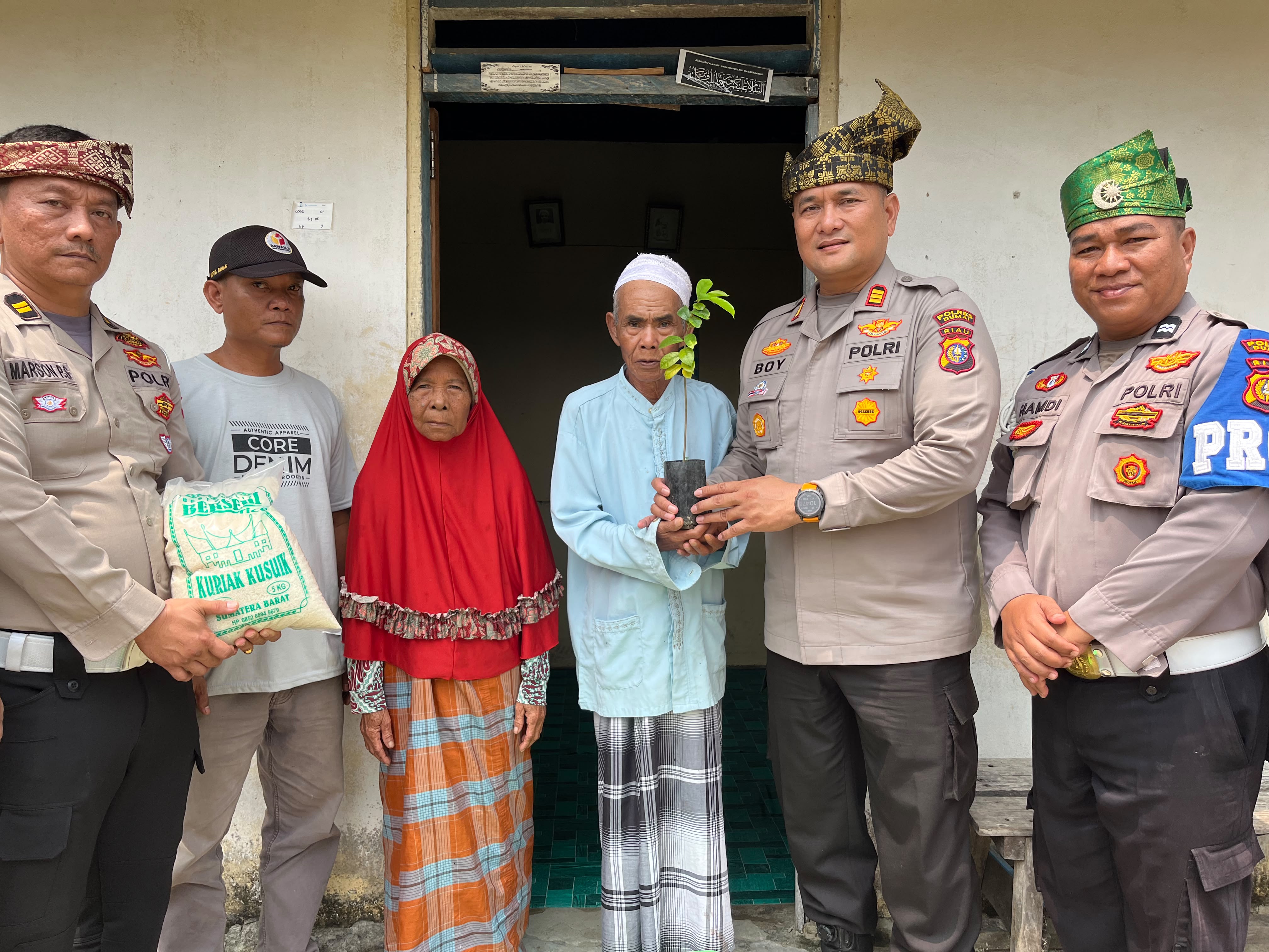 Jumat Berkah Kapolsek Boy Setiawan Bantu Warga Kurang Mampu dan Dorong Penghijauan.