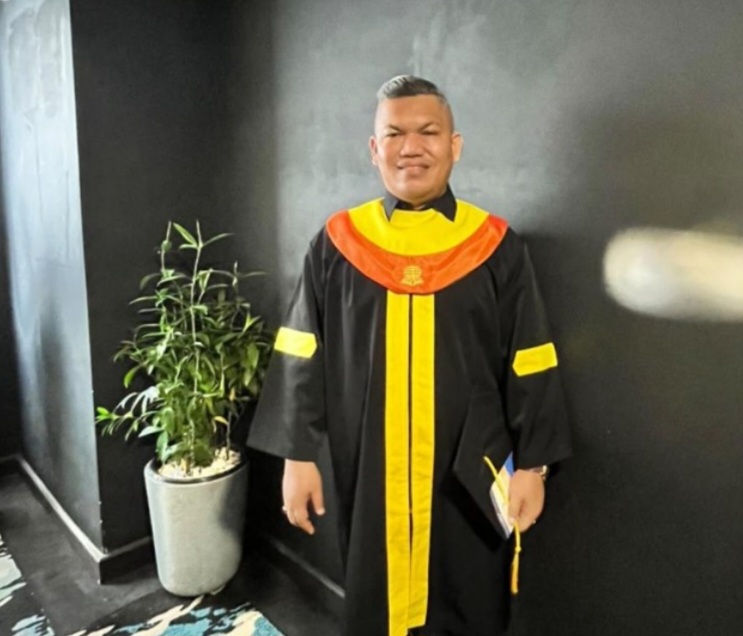 Selamat! Alles Safrizon Resmi Sandang Gelar Sarjana Hukum