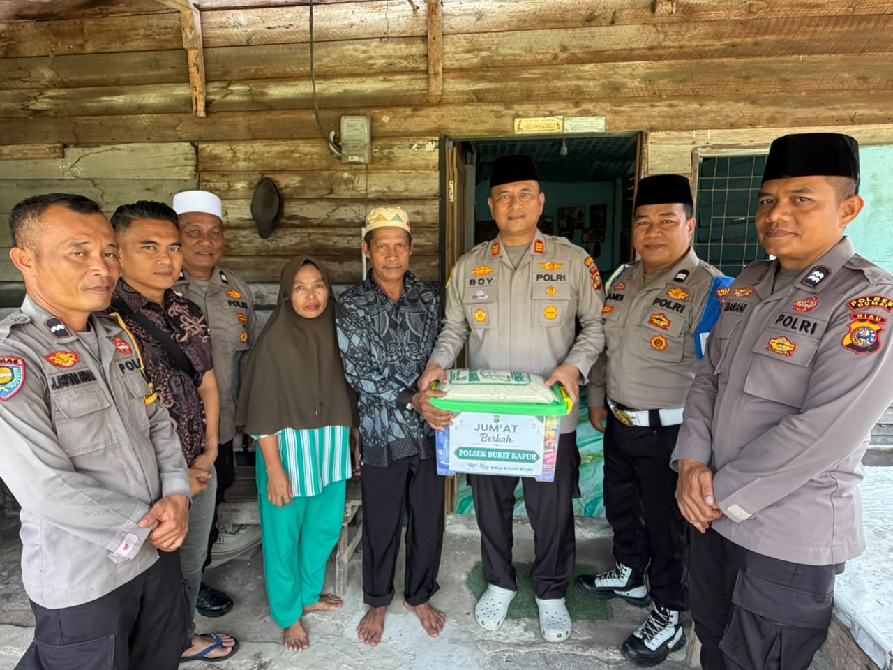 AKP Boy Pimpin Jumat Berkah Polsek Bukit Kapur Salurkan Sembako