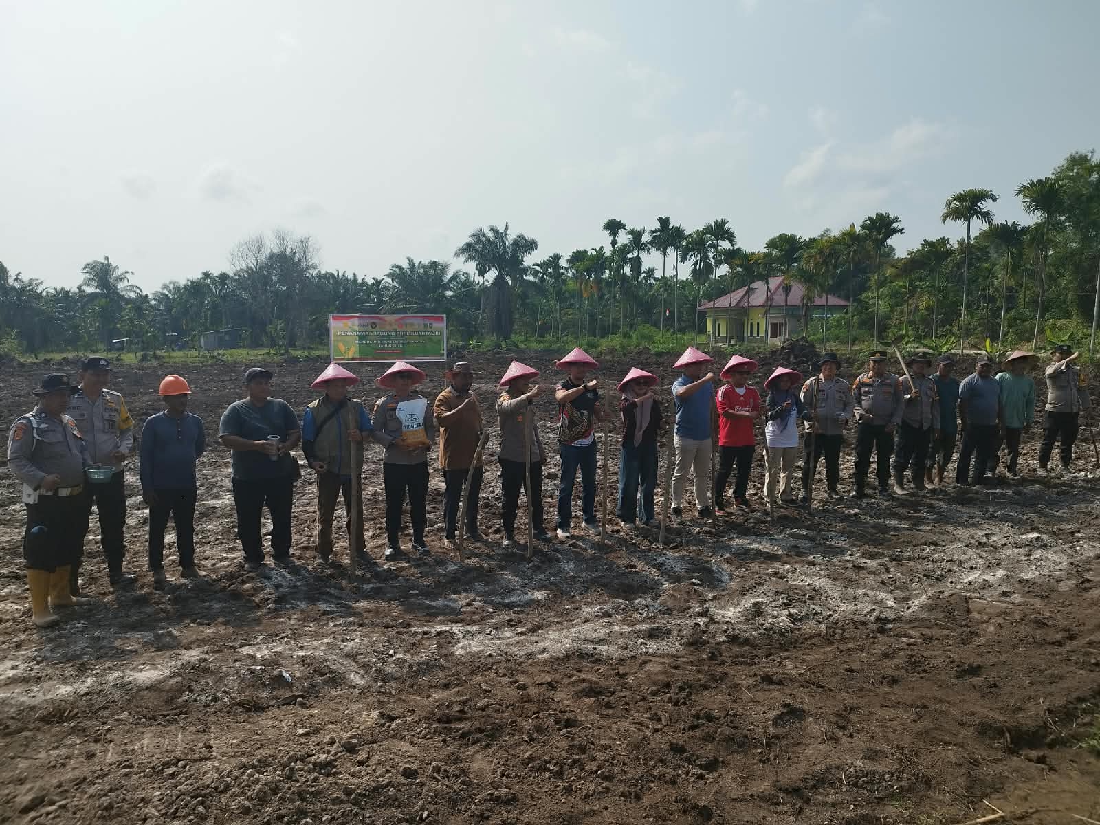 Polsek Dumai Barat Tanam 1 Hektar Jagung Pipil