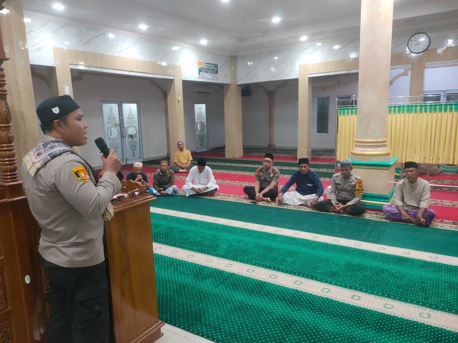 Subuh Belum Terang, AKP Dedi Nofarizal Turun Temui Warga
