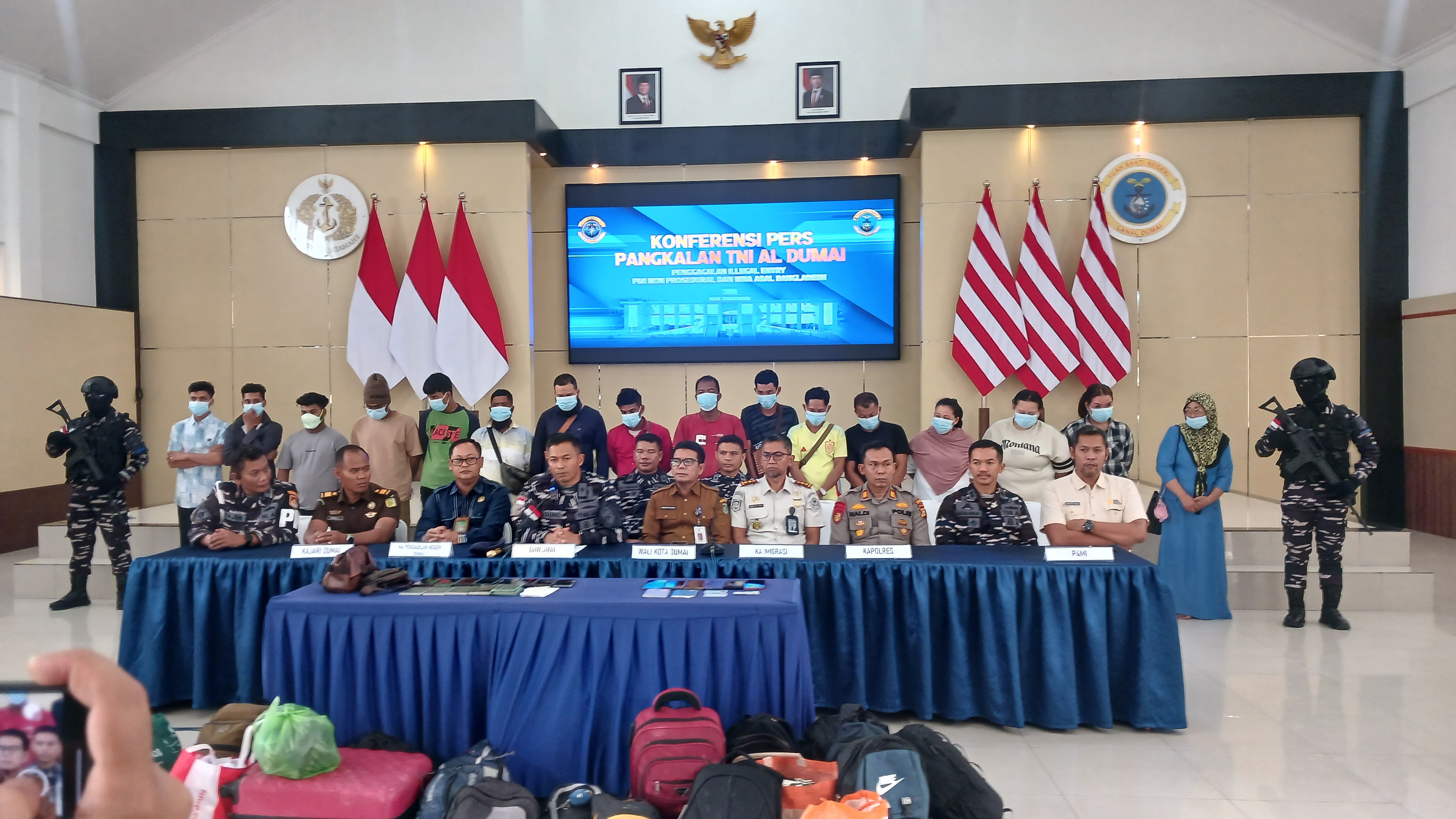 Lanal Dumai Gagalkan Jalur Ilegal 16 PMI dan WNA Bangladesh Diamankan
