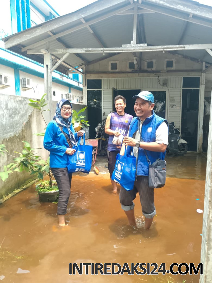 PAN Dumai Bergerak di Tengah Banjir, Pengurus Bagikan Nasi Bungkus ke Warga