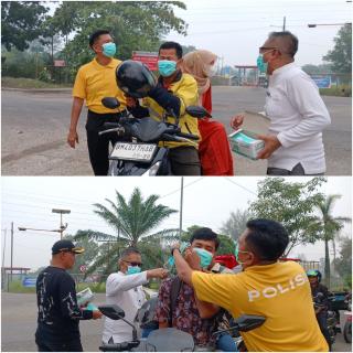Antisipasi Dampak Asap Karhutla, Kapolsek Rhino Handoyo Bagikan Masker