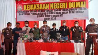 Kejari Dumai Musnahkan Ratusan Ribu Batang Rokok dan Barang Bukti Narkoba