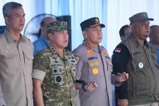 TNI-Polri Bersama Buruh Tanam 20 Ribu Pohon di Siak