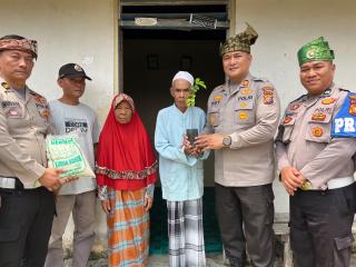 Jumat Berkah Kapolsek Boy Setiawan Bantu Warga Kurang Mampu dan Dorong Penghijauan.