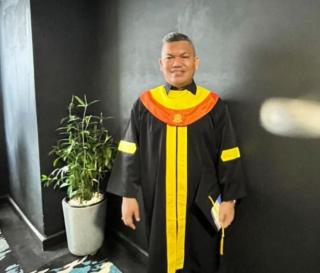 Selamat! Alles Safrizon Resmi Sandang Gelar Sarjana Hukum