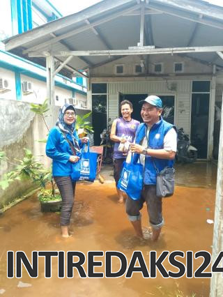 PAN Dumai Bergerak di Tengah Banjir, Pengurus Bagikan Nasi Bungkus ke Warga