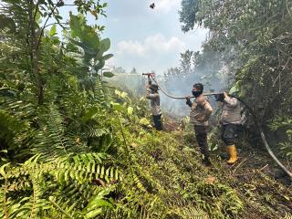 Dihari ke 4 Tim Gabungan Kembali Padamkan dan Dinginkan Karhutla di Sungai Sembilan